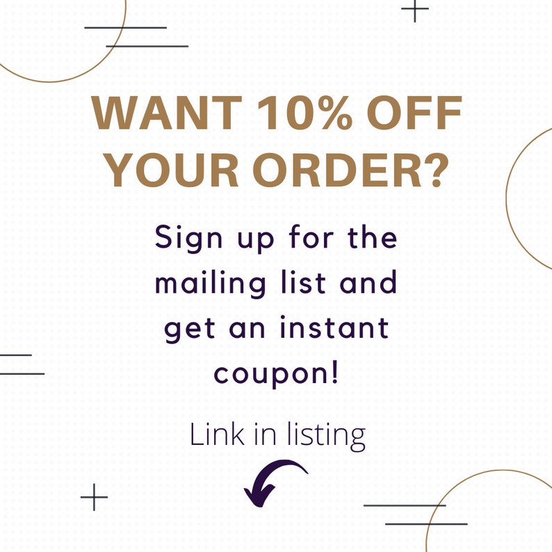 Puede incluir: Un fondo blanco con c&iacute;rculos y l&iacute;neas doradas. El texto "WANT 10% OFF YOUR ORDER?" est&aacute; en dorado. El texto "Sign up for the mailing list and get an instant coupon!" est&aacute; en azul oscuro. El texto "Link in listing" est&aacute; en azul oscuro con una flecha apuntando hacia abajo.