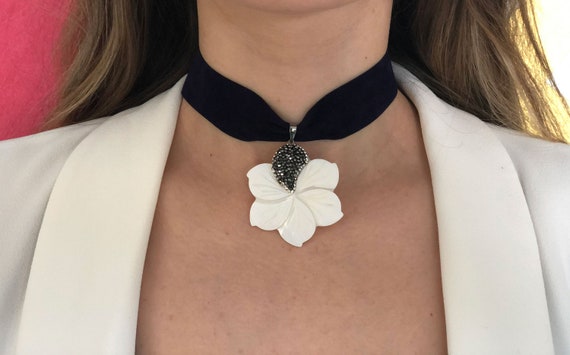 jewelry black velvet necklace,Mother day gift for her,BFF Flower Key chartreuse Velvet Choker Necklace LOVE