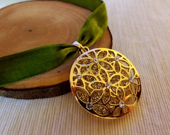 Collar de cinta de terciopelo gargantilla gótica de oro. collar de gargantilla de terciopelo de la gota, BFF, AMOR, Regalo del día de la madre, gargantilla más tamaño, verde vintage