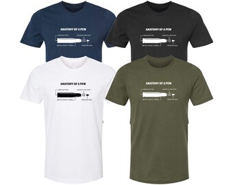 Peut inclure: Quatre t-shirts de couleurs différentes, bleu marine, noir, blanc et vert olive, avec un graphique d'une balle et le texte "Anatomy of a Pew" et les mots "Bang Button", "Magical Fire Dust", "Metal Holdy Thing", et "Freedom Seed".