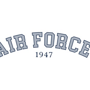K&ouml;nnte beinhalten: Eine blaue und wei&szlig;e Grafik mit dem Text "AIR FORCE 1947" in einer College-Schrift.