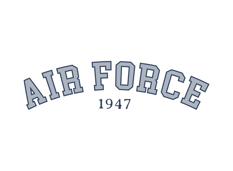 K&ouml;nnte beinhalten: Eine blaue und wei&szlig;e Grafik mit dem Text "AIR FORCE 1947" in einer College-Schrift.