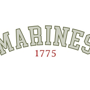 K&ouml;nnte beinhalten: Ein gr&uuml;nes und wei&szlig;es Logo mit dem Wort "MARINES" in gro&szlig;er, fetter Schrift. Das Jahr "1775" ist in Rot unter dem Wort "MARINES" geschrieben.