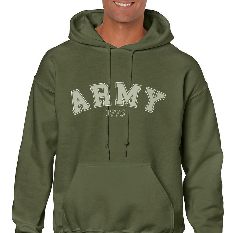 K&ouml;nnte beinhalten: Ein gr&uuml;ner Kapuzenpullover mit dem Wort "ARMY" in wei&szlig;en Buchstaben und dem Jahr "1775" darunter.