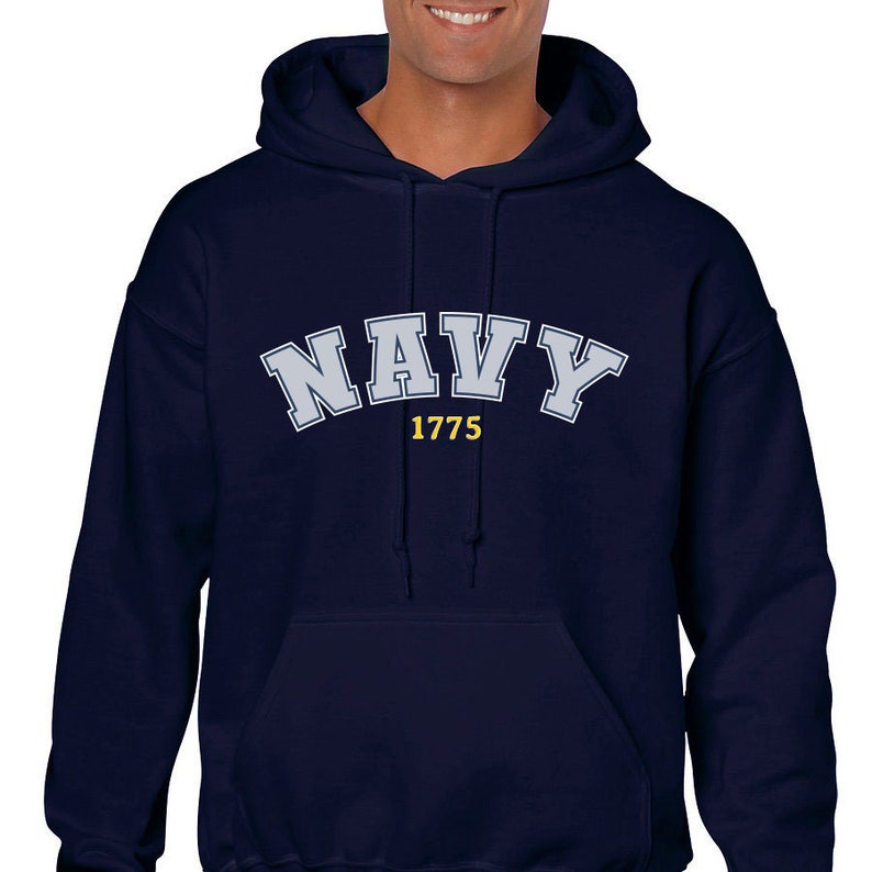 K&ouml;nnte beinhalten: Navyblauer Kapuzenpullover mit dem Wort "NAVY" in Wei&szlig; und dem Jahr "1775" in Gelb.