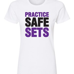 Könnte beinhalten: Weißes T-Shirt mit dem Text "PRACTICE SAFE SETS" in schwarzer und violetter Schrift.