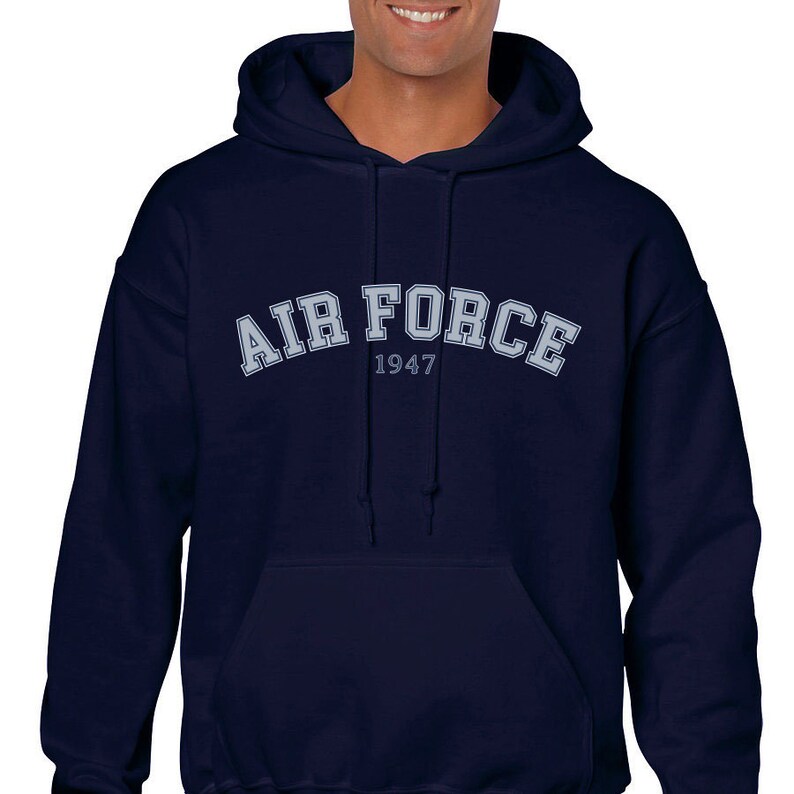 K&ouml;nnte beinhalten: Dunkelblauer Kapuzenpullover mit dem Schriftzug "AIR FORCE 1947" in hellblau.