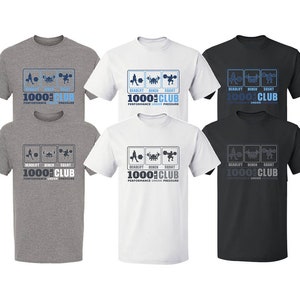 Może przedstawiać: Pięć koszulek w różnych kolorach, z grafiką przedstawiającą podnoszenie ciężarów, wyciskanie na ławce i przysiad. Grafika jest uzupełniona tekstem "1000 CLUB" i "PERFORMANCE UNDER PRESSURE".