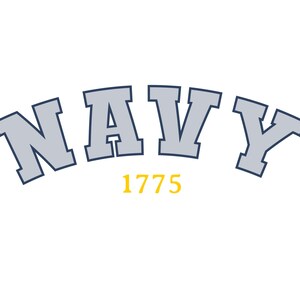 K&ouml;nnte beinhalten: Marineblauer und grauer Text mit dem Wort "NAVY" in gro&szlig;er, fetter Schrift. Das Jahr "1775" ist in Gelb unter dem Wort "NAVY" geschrieben.