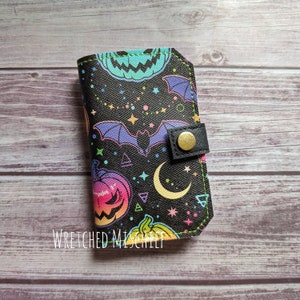 Billetera plegable Batty Jack O Lantern. 6 ranuras para tarjetas. 1 bolsillo deslizante