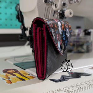 Cartera de acordeón Horror Ears. Lea todos los detalles.