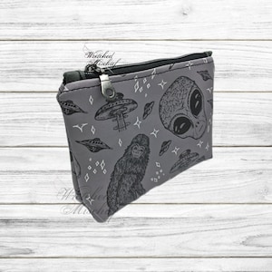 Estuche con cremallera de Críptidos. Hecho a mano. Pie Grande, Extraterrestre, OVNI.