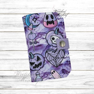 Cartera plegable espeluznante. Seis ranuras para tarjetas. Un bolsillo deslizante.