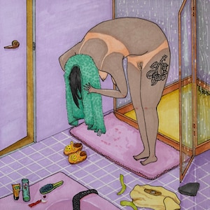 Puede incluir: Ilustraci&oacute;n de una persona en un ba&ntilde;o, sec&aacute;ndose el pelo con una toalla verde. La persona lleva ropa interior color melocot&oacute;n. El ba&ntilde;o tiene una ducha, una alfombra de ba&ntilde;o rosa y zapatillas amarillas.