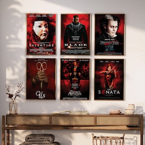 以下が含まれることがあります： 赤い背景と白い文字の映画ポスターが6枚。ポスターは、「バレンタイン」、「ブレイド」、「スウィーニー・トッド」、「アス」、「デビルズ・アドボケート」、「ソナタ」の映画用です。