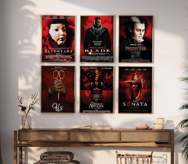 以下が含まれることがあります： 赤い背景と白い文字の映画ポスターが6枚。ポスターは、「バレンタイン」、「ブレイド」、「スウィーニー・トッド」、「アス」、「デビルズ・アドボケート」、「ソナタ」の映画用です。