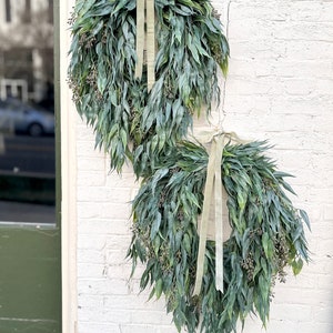 Corona de vegetación de eucalipto con semillas durante todo el año, corona de verano para la puerta principal, corona de granja moderna, decoración de pared rústica, corona de boda, regalo imagen 3
