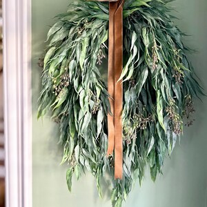 Corona de vegetación de eucalipto con semillas durante todo el año, corona de verano para la puerta principal, corona de granja moderna, decoración de pared rústica, corona de boda, regalo imagen 5