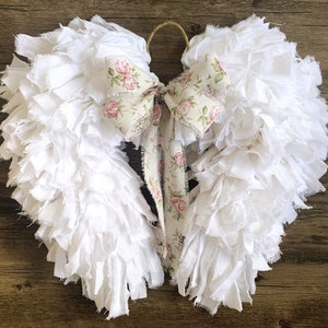Corona de trapo con alas de ángel: decoración rústica estilo shabby chic