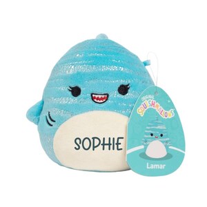 Peut inclure: Un jouet en peluche bleu et blanc en forme de requin avec une finition scintillante. Le jouet a un visage souriant avec des yeux noirs et un ventre blanc. Le jouet est &eacute;tiquet&eacute; "Sophie" et porte une &eacute;tiquette indiquant "Original Squishmallows Lamar".