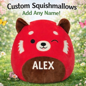 Puede incluir: Un peluche rojo con forma de panda rojo con el nombre "ALEX" en la barriga. El texto "Custom Squishmallows Add Any Name!" está en la parte superior. Mariposas y flores en el fondo.