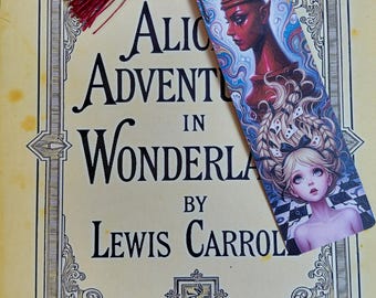 Marque-page plastifié Alice au pays des merveilles, 5 x 18 cm avec pompon, cadeau pour les amoureux des livres, univers littéraire fantastique
