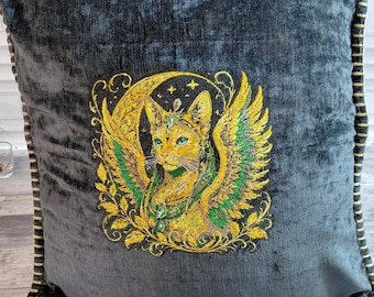 Housse de coussin 16x16 en chenille noire brodée, motif chat ailé mystique, inspiration égyptienne, lune dorée et étoiles