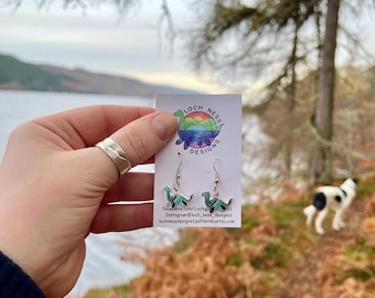 Nessie / Monstruo del Lago Ness / Pendientes colgantes de esmalte / Joyería escocesa / Críptido / Verde azulado