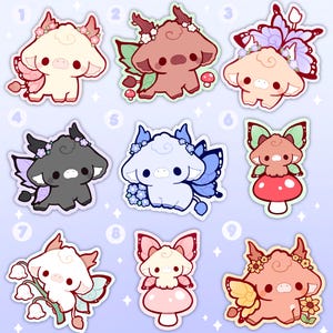 Może przedstawiać: Kolekcja dziewięciu fantazyjnych wzorów naklejek przedstawiających urocze postacie z kreskówek ze skrzydłami wróżek, kwiatowymi akcentami i elementami grzybów. Każda naklejka prezentuje unikalną paletę kolorów, w tym kremowy, brązowy, szary i niebieski, z delikatnymi detalami i uroczą estetyką.