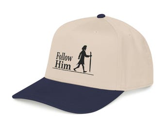 Czapka z daszkiem typu „Follow Him” o średnim profilu | Wiara chrześcijańska, projekt kroczącego Jezusa