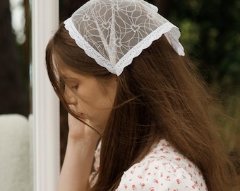 Gebloemde kanten hoofddoek met strikken, kerkmantilla
