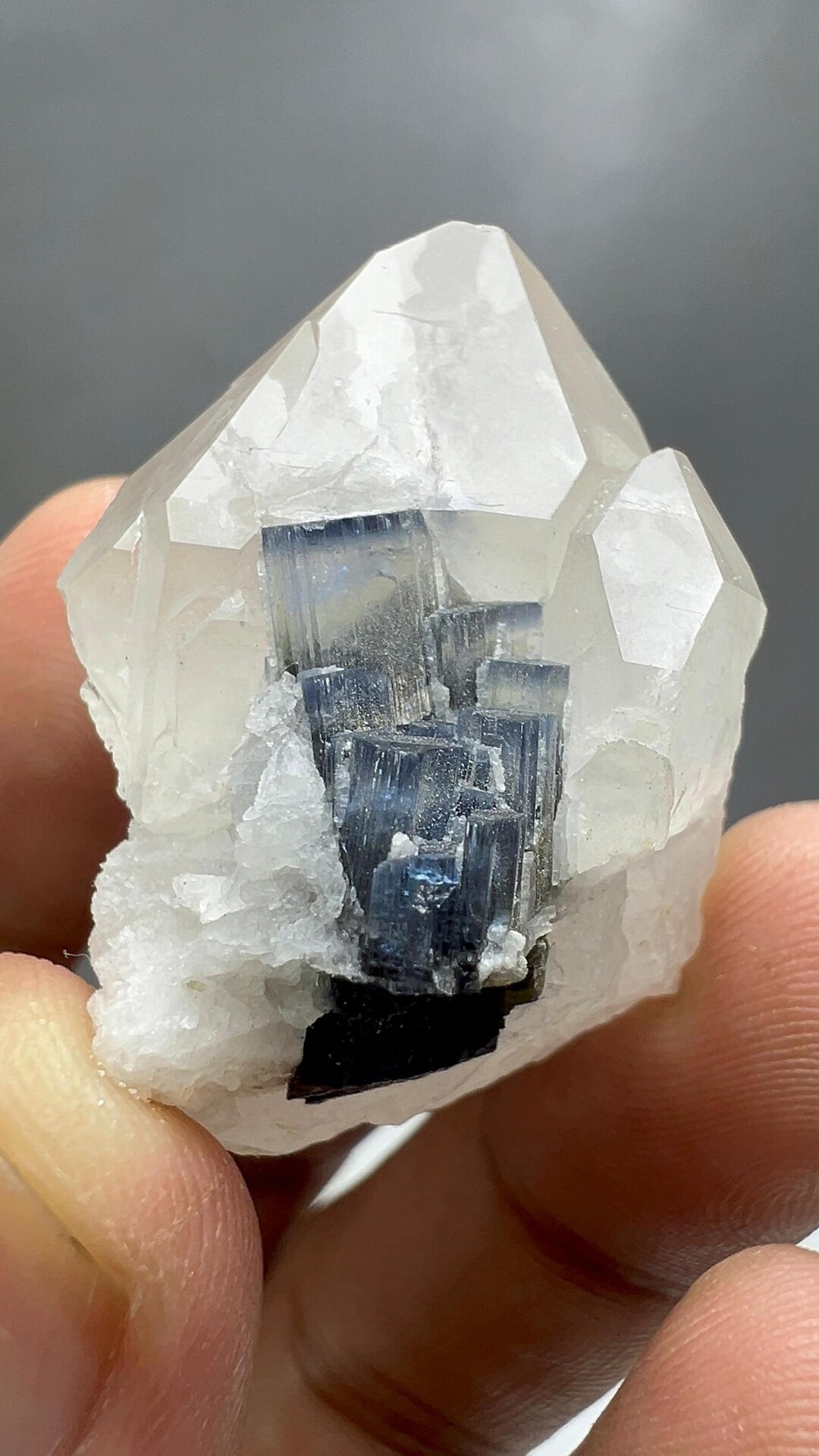 パキスタン産のブラックトルマリンとブルーインディコライトを含む天然