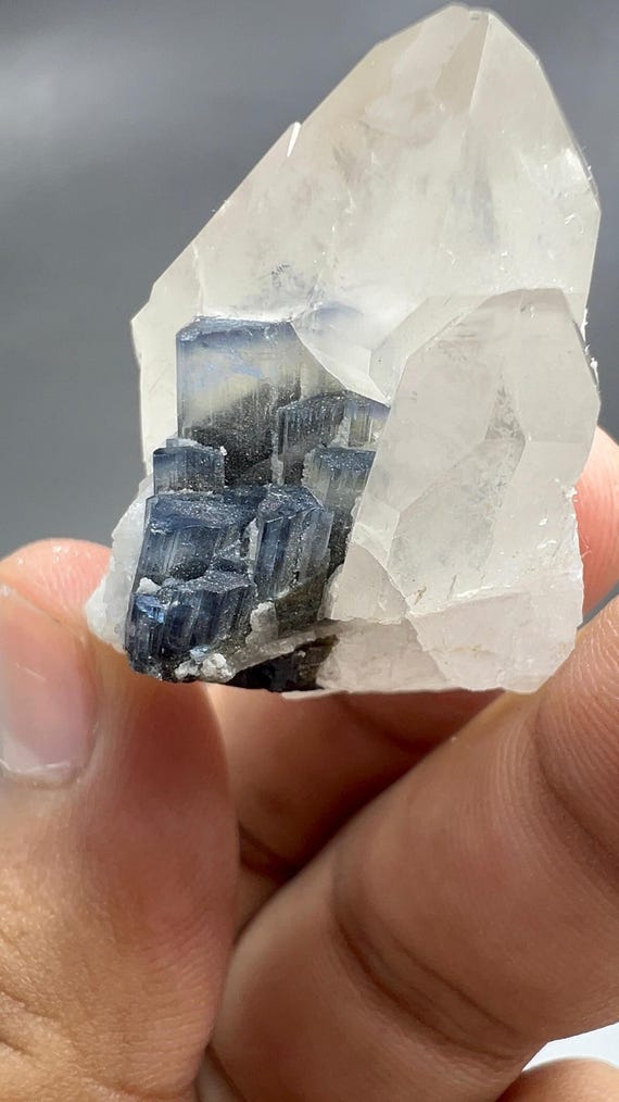 パキスタン産のブラックトルマリンとブルーインディコライトを含む天然