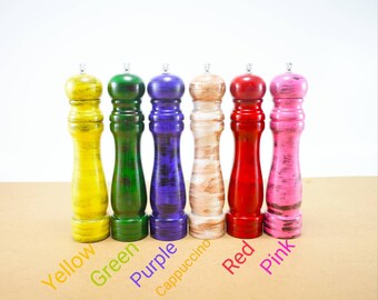 Zestaw soli i pieprzu, drewniane przyprawy, młynek do soli i pieprzu, młynek do przypraw, wystrój kuchni w stylu rustykalnym, ręczne solniczki, wystrój stołu restauracyjnego