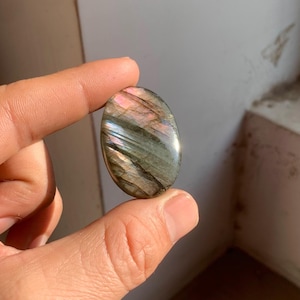 Naturlig labradorit oval cabochon | Mjuk persikorosa blixt | Subtil regnbågseld | Polerad labradoritsten för smyckestillverkning 39 x 27 MM