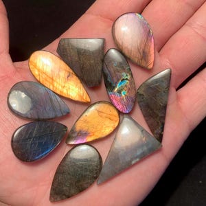 Lotto di 10 pezzi di labradorite viola, cabochon di forme miste e appariscenti, pietre preziose sfuse arancioni, rosa e blu fuoco per la creazione di gioielli, da 26x17 a 37x15 mm