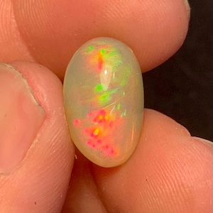 Könnte beinhalten: Rustikales Holzschild mit dem Text "Welcome to our home" in weißer Schrift. Das Schild hat eine Used-Optik und ein schlichtes, einladendes Design, perfekt für den Eingangsbereich.