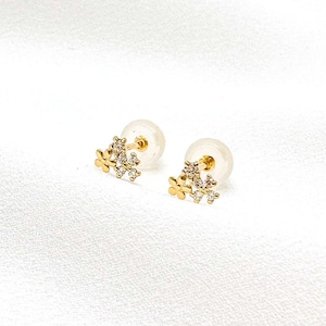 Aretes de flor pequeña de oro macizo de 14 quilates, aretes pequeños, aretes delicados de oro macizo, aretes de flor pequeña, aretes minimalistas pequeños