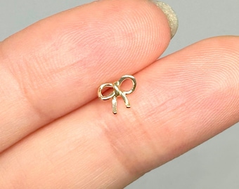 Pendientes de oro macizo de 14 quilates con forma de lazo y cierre de rosca con cinta.