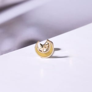 Piercing de lua em ouro maciço 14k, piercing crescente, delicados brincos de hélice, brincos minimalistas para cartilagem tragus, brincos de esmalte amarelo