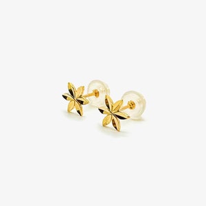 14K ソリッドゴールドの光沢のあるフラワースタッドピアス、デイジースタッドイエローゴールドピアス、本物のゴールドスタッドピアス、上品なスタッドフラワーピアス