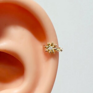 14k Solid Gold Blume Creolen, Echtgold Creolen, Gold Huggie Creolen, kleine Gold Creolen, Helix Tragus, Knorpelohrring