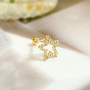 Brinco de tarraxa em forma de estrela em ouro maciço 14k, brinco de tarraxa em forma de raio de sol minúsculo, brinco delicado em forma de cartilagem em forma de estrela, brinco de tarraxa em forma de hélice em forma de estrela, tarraxas em forma de zircônia cúbica minúscula