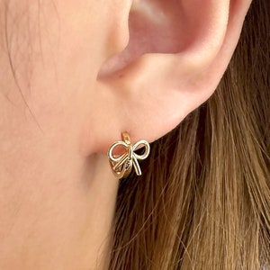 Aros de lazo de oro macizo de 14 quilates, aros pequeños con lazo minimalista, aros pequeños con lazo y aros pequeños con lazo.