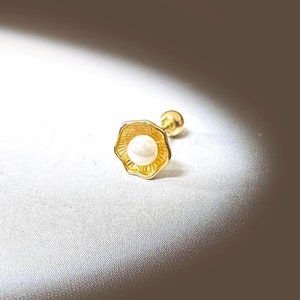 Aretes de flor y perla de oro macizo de 14 k, aretes de flor, aretes minimalistas, piercing de oro, aretes de perla de oro de 14 k