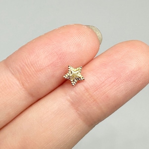 Brinco de pino em forma de estrela em ouro maciço 14k, brincos delicados em forma de crescente, brincos minúsculos em forma de estrela, brincos em forma de hélice tragus, brincos minimalistas