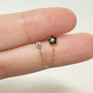 Orecchini a doppio perno con fiore e chiusura a vite in oro massiccio 14k, orecchini a doppio perno con catena, doppi piercing all'orecchio collegati a catena