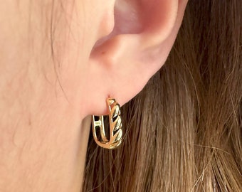Pendientes de aro de oro macizo de 14k con forma de cuerda, estilo huggie con bisagra