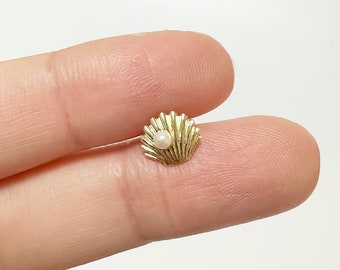 Pendientes de oro macizo de 14 quilates con forma de concha, detalle de perla, diseño de hélix/trago.