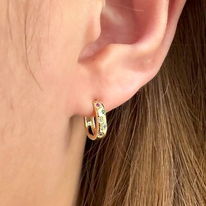 14k Solid Gold Small Bold Oval Hoop Earring, Minimalist Earring, Huggie Hoop Earring, Small Hinged Hoop Earring, Medium Hoop Earring